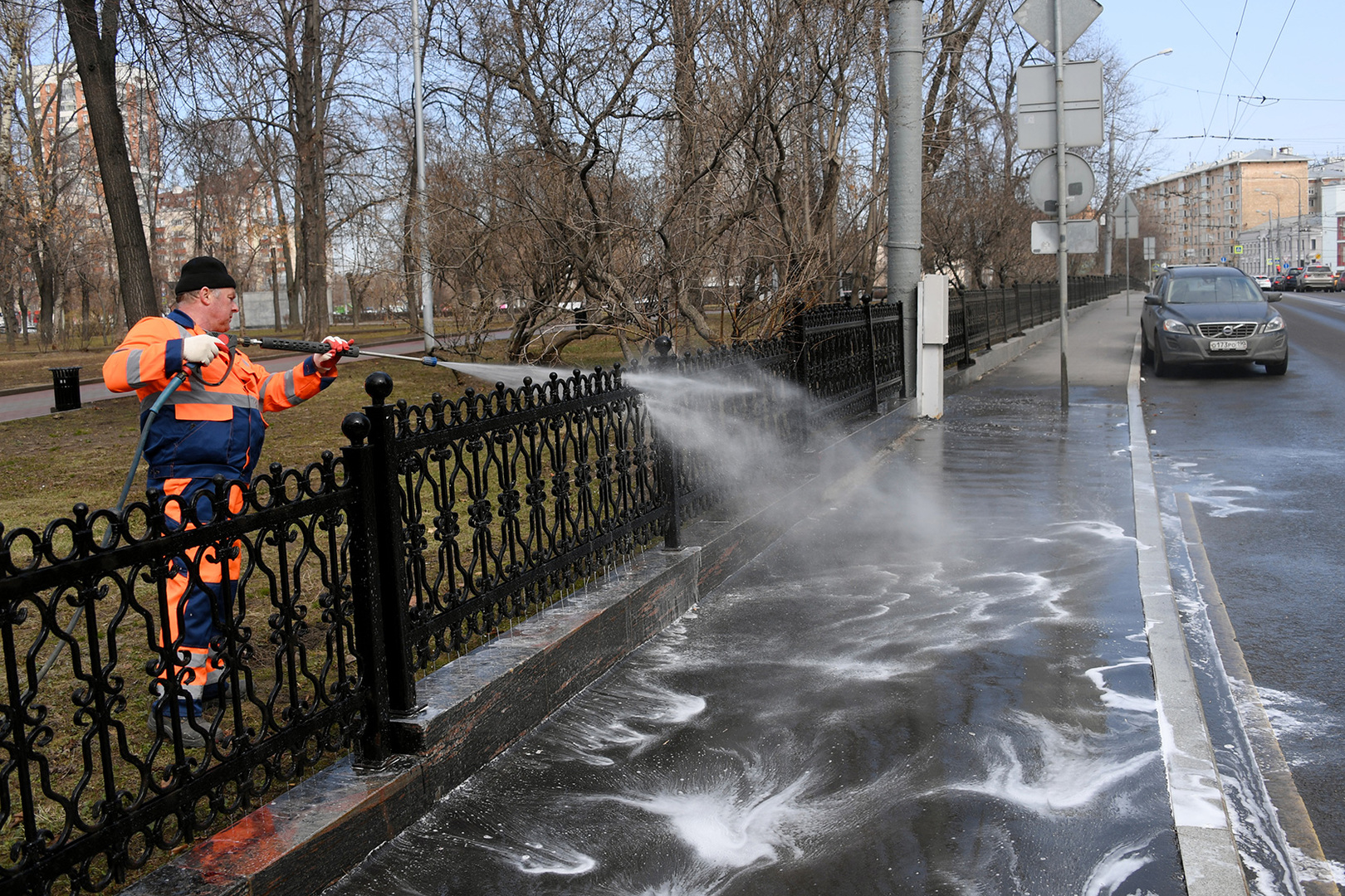 Москву не убирают. Помыть ограждения. Мыть забор.