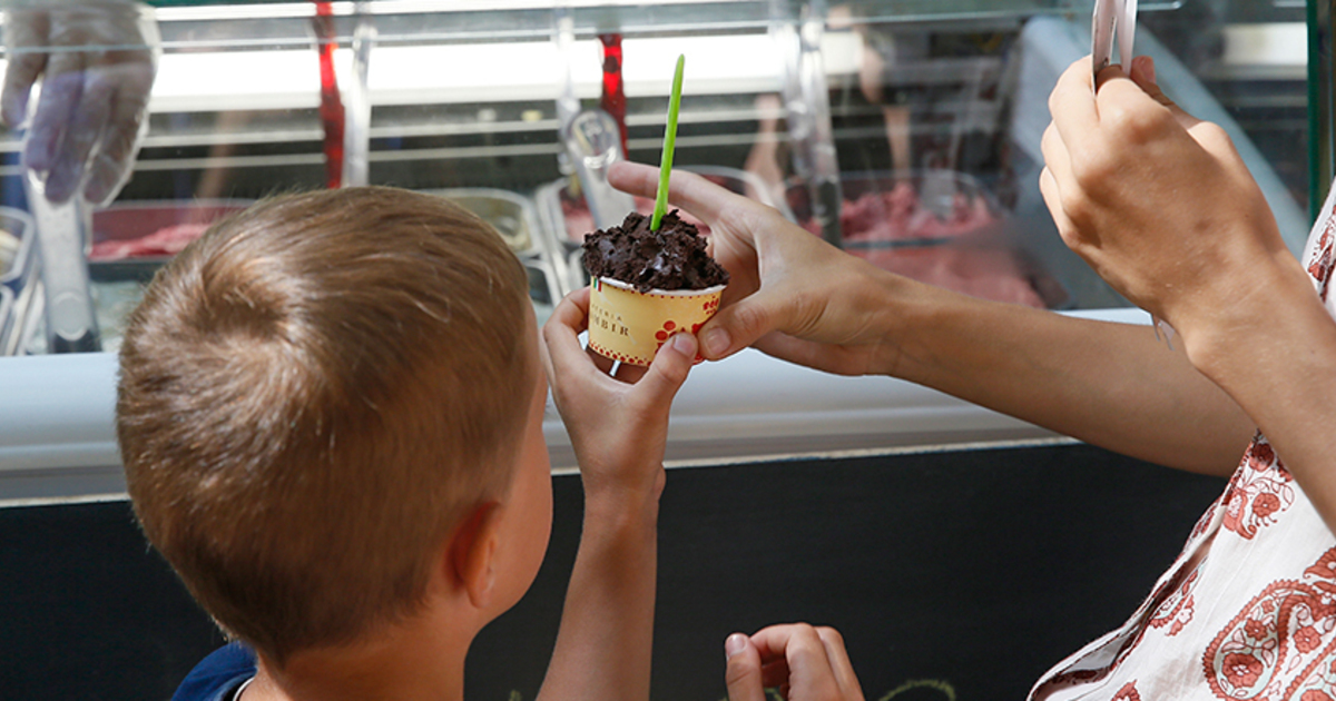 мороженое для детей. мороженое для детей. ребенок с мороженым. магазин мороженого. ест мороженое.