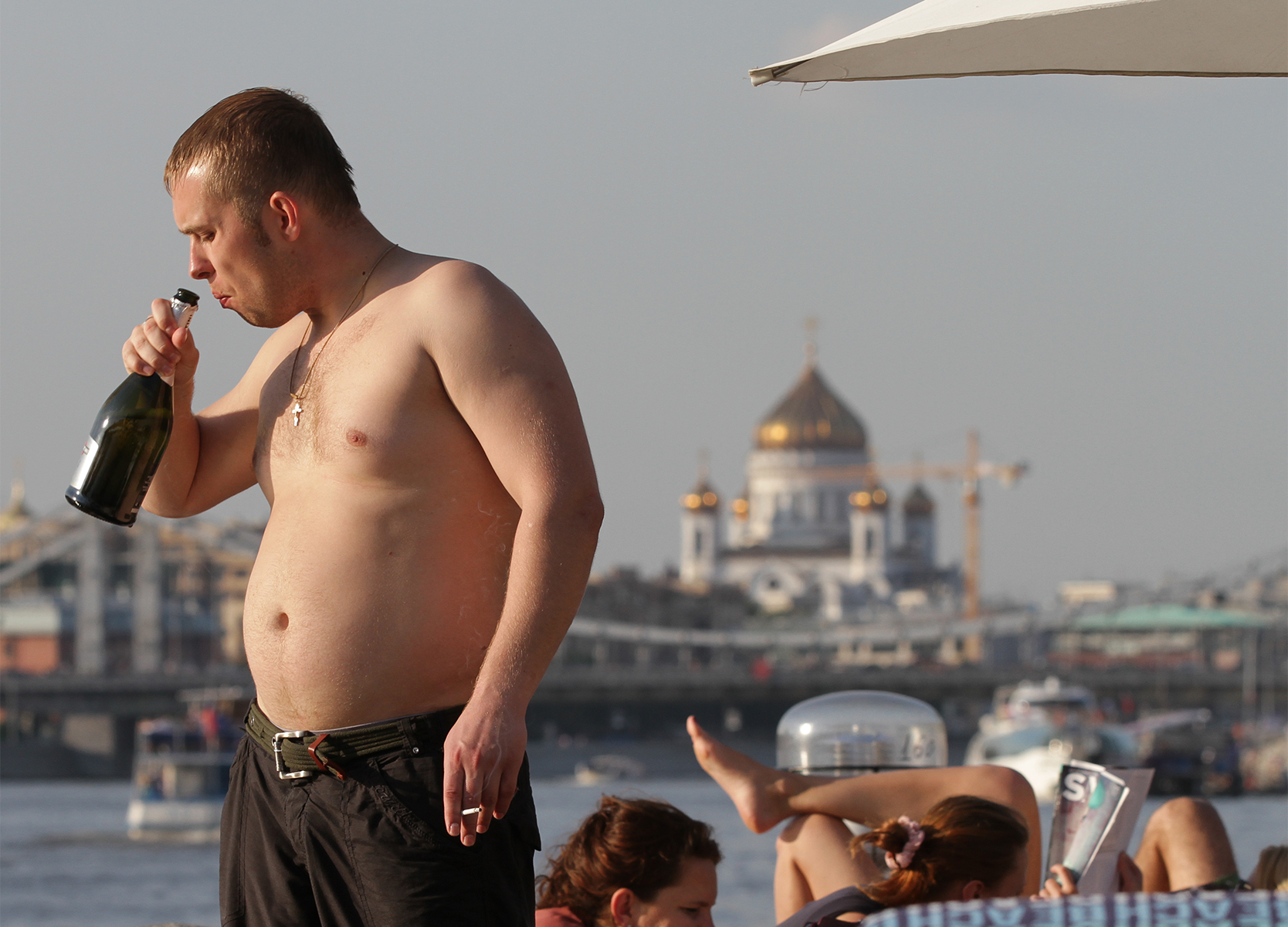 Мужчина толстый москва. Мужчина с пивом на пляже. Мужчины с пивным животом на пляже.