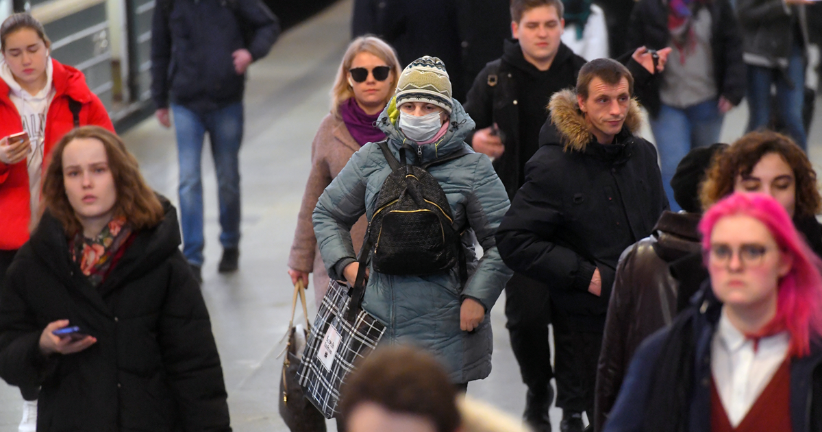 События в москве в ноябре. Маски час пик метро Москва. Общественный транспорт час пик в масках. Москвичи люди 2022 фото. Москвичи с лопатами на улице и в метро в Москве.