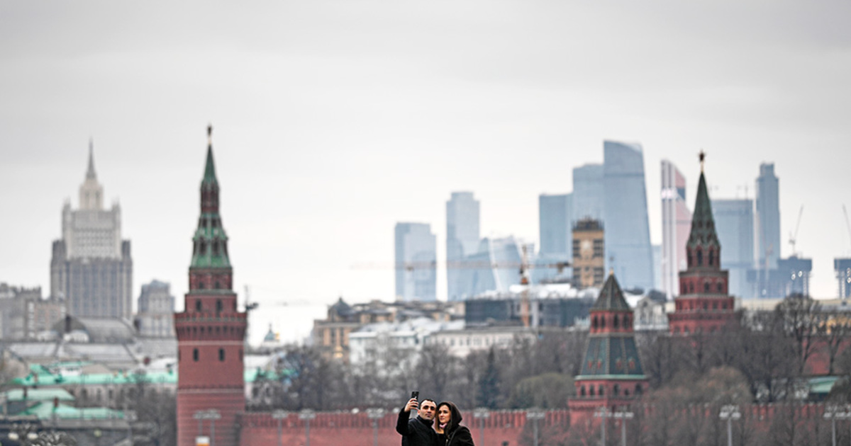 Москва перед. Фон вести Москва. Человек на фоне Москвы 3 МБ. Фото друг фон Москва. Оценка Москва лето.