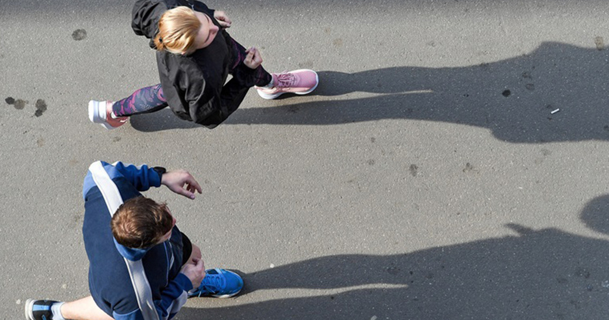 Фото бегуньи на старте вид сзади