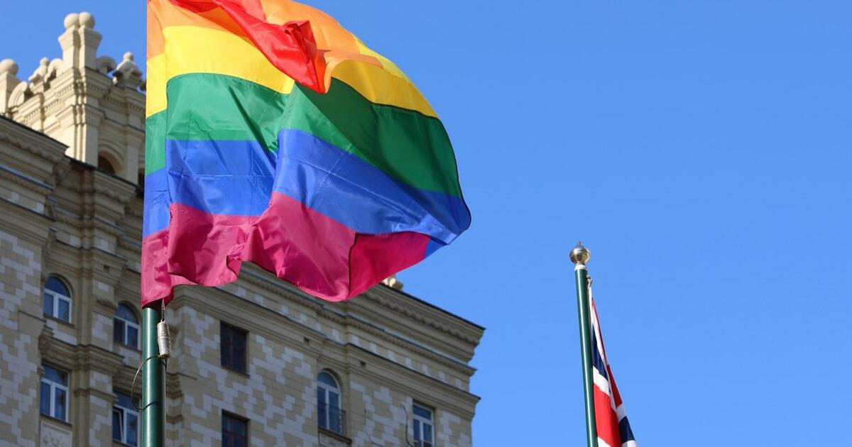 Захарова высмеяла размещение флага ЛГБТ на здании МИД Эстонии