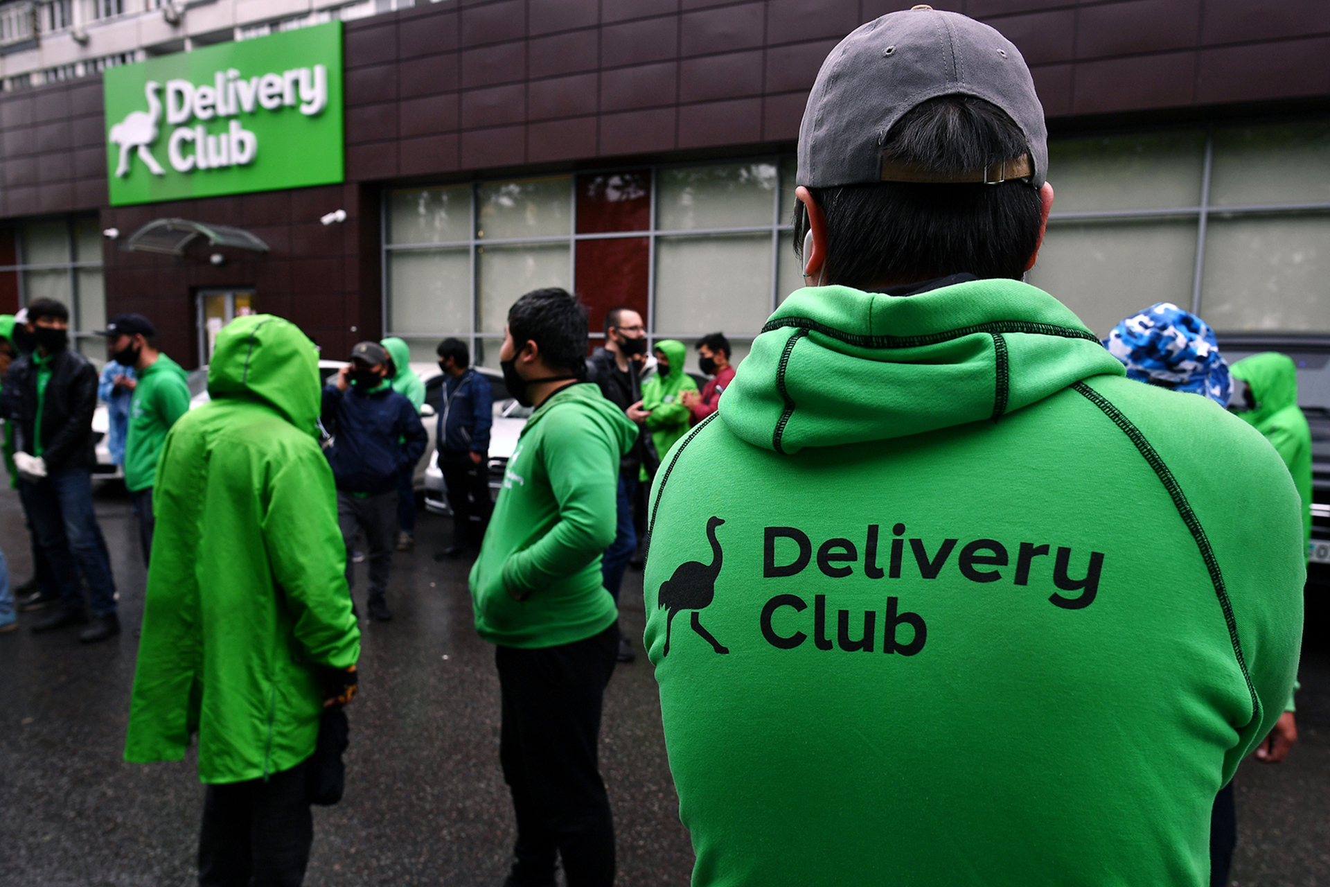 kurery delivery club v moskve ustroili