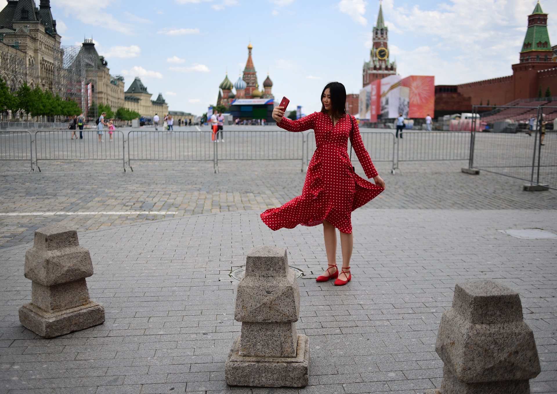 Весело сегодня в москве украина. Девушка на красной площади. Фотосессия на красной площади. Фотосессия на красной площади летом. Фотосессия в Москве на красной площади.