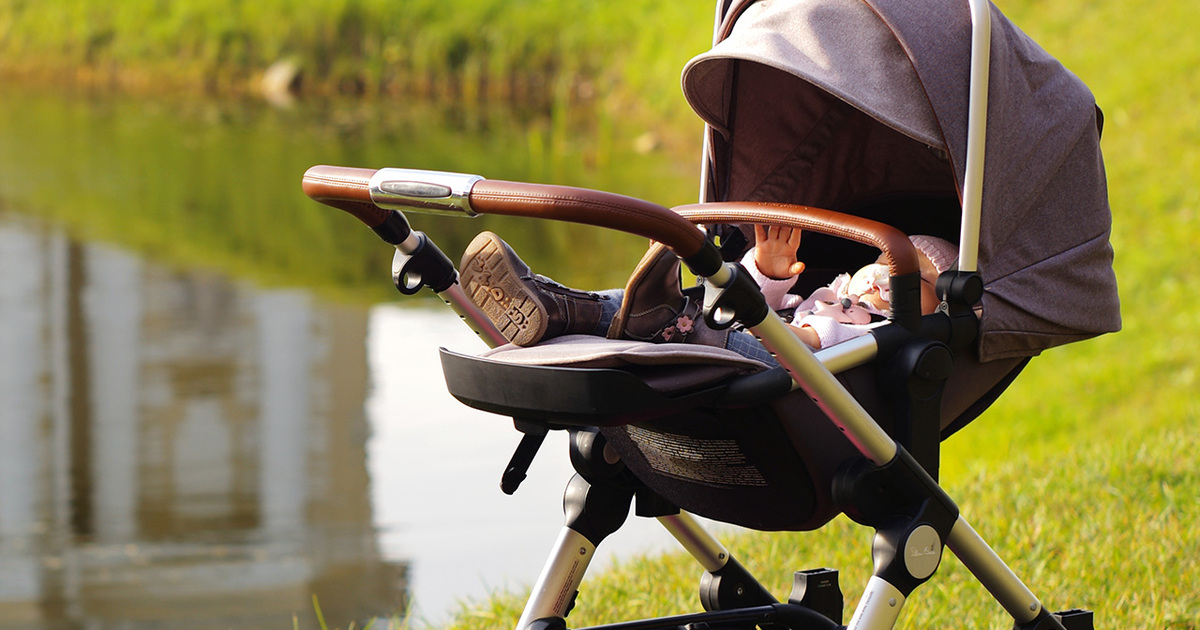 v moskve nashli broshennuyu kolyasku s