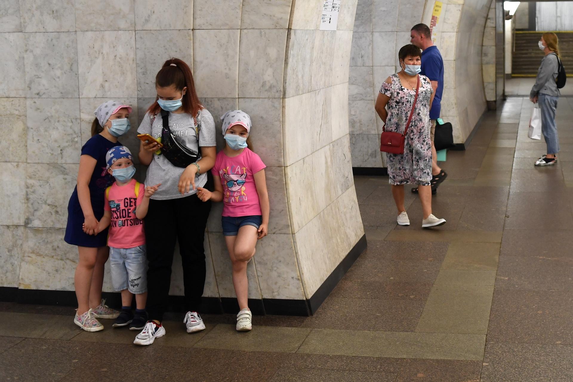 Метрополитен дети. Лето 2010 жара в Москве в метро. Детское метро. Метро для малышей. Маски в метро.