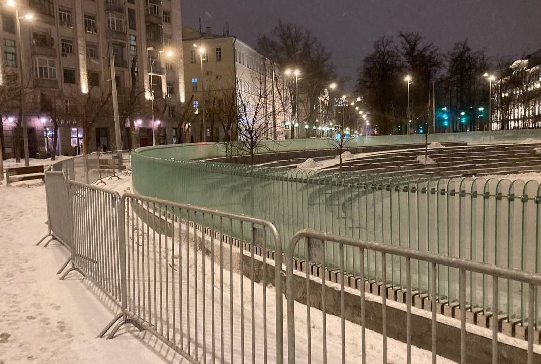 Скандально известную «Яму» в Москве обнесли еще одним забором