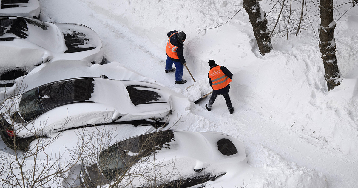 Авто девушка застряла в снегу