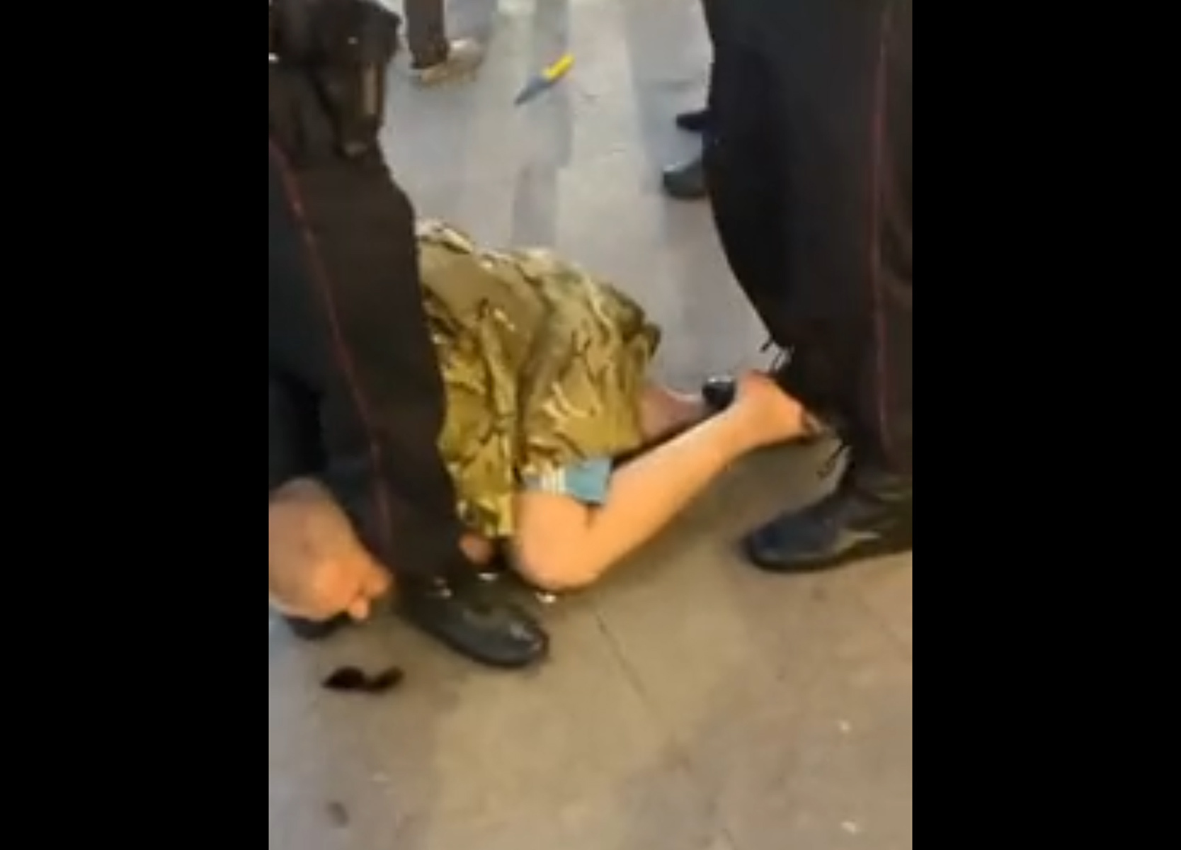 Тетя полицейский раздвигает ноги перед заключенным