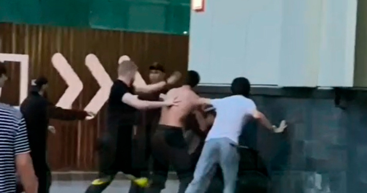 В москве избит участник сво. Охранники избивают в торговом центре.