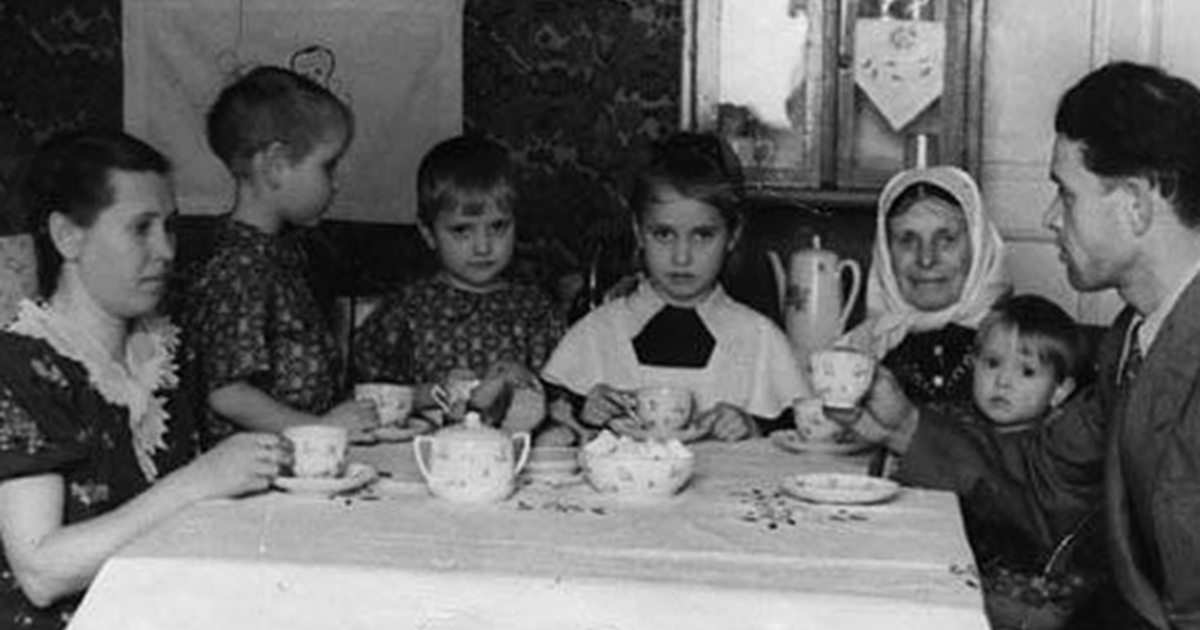Семьи после войны. Семья СССР. Советская семья за столом. Советские дети за столом. Советская семья 50-х годов.