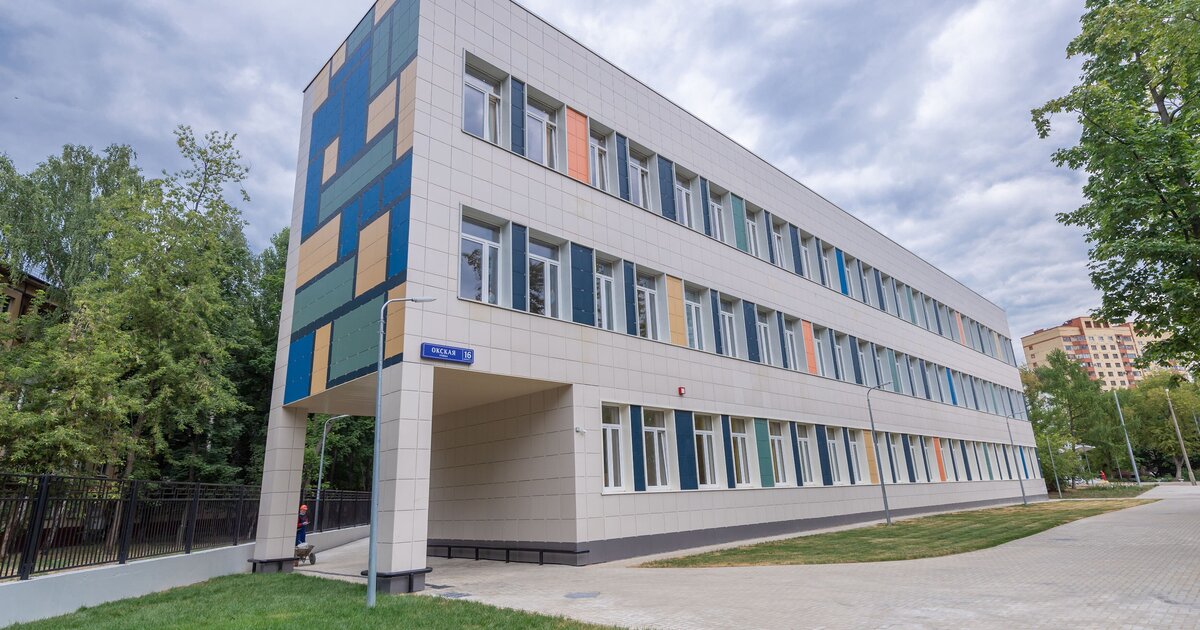 Московский охранник пытался наказать пробравшихся в детсад через забор ...