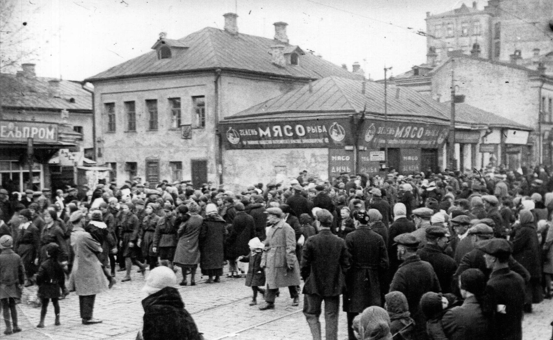 Старое фото толпы в Замоскворечье натолкнуло москвичей на воспоминания