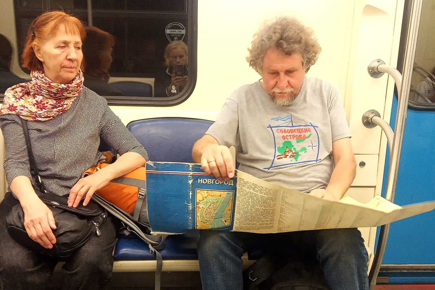 Пожилая пара с бумажной картой в московском метро растрогала россиян