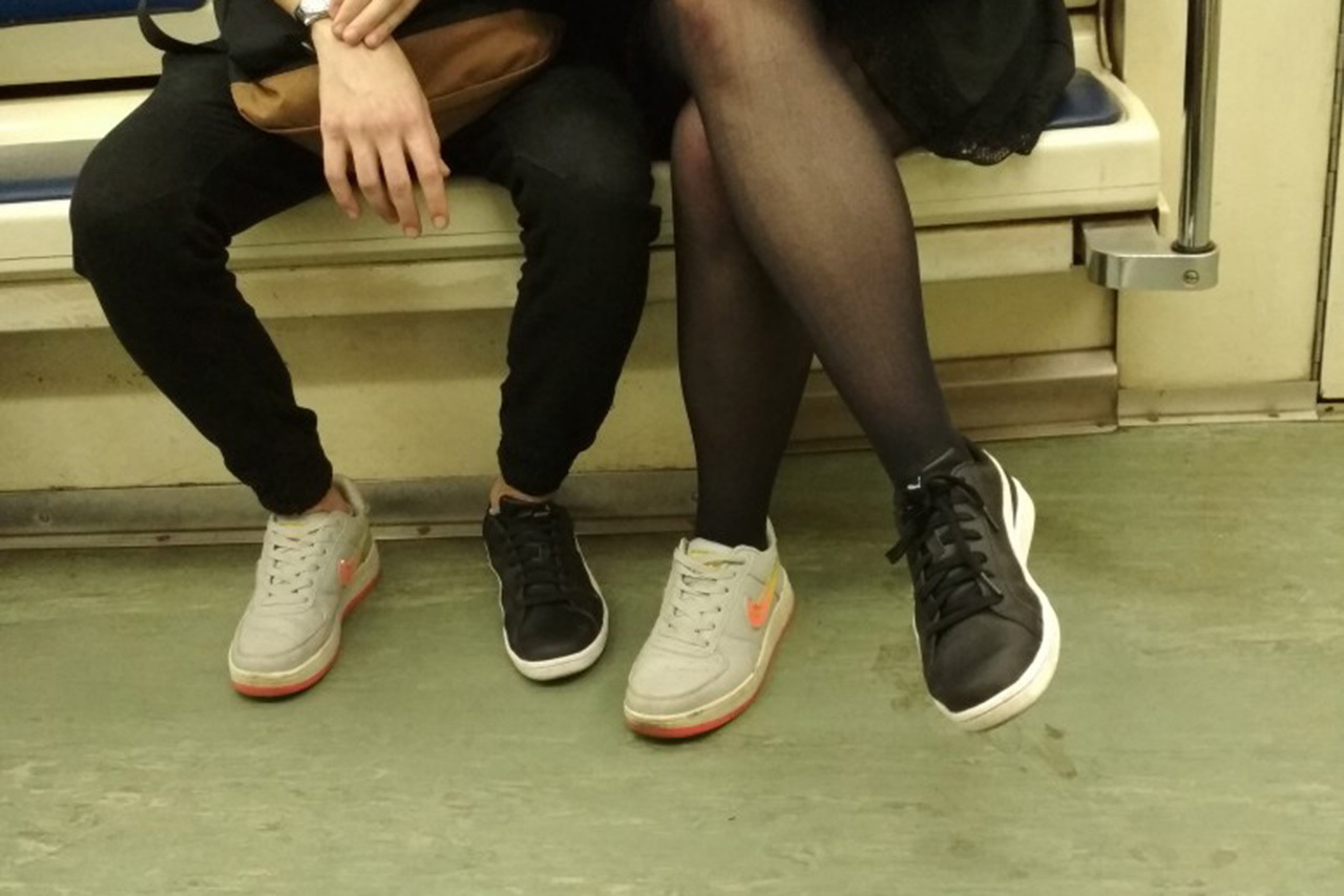 Влюбленные в московском метро обменялись кроссовками и попали в сеть