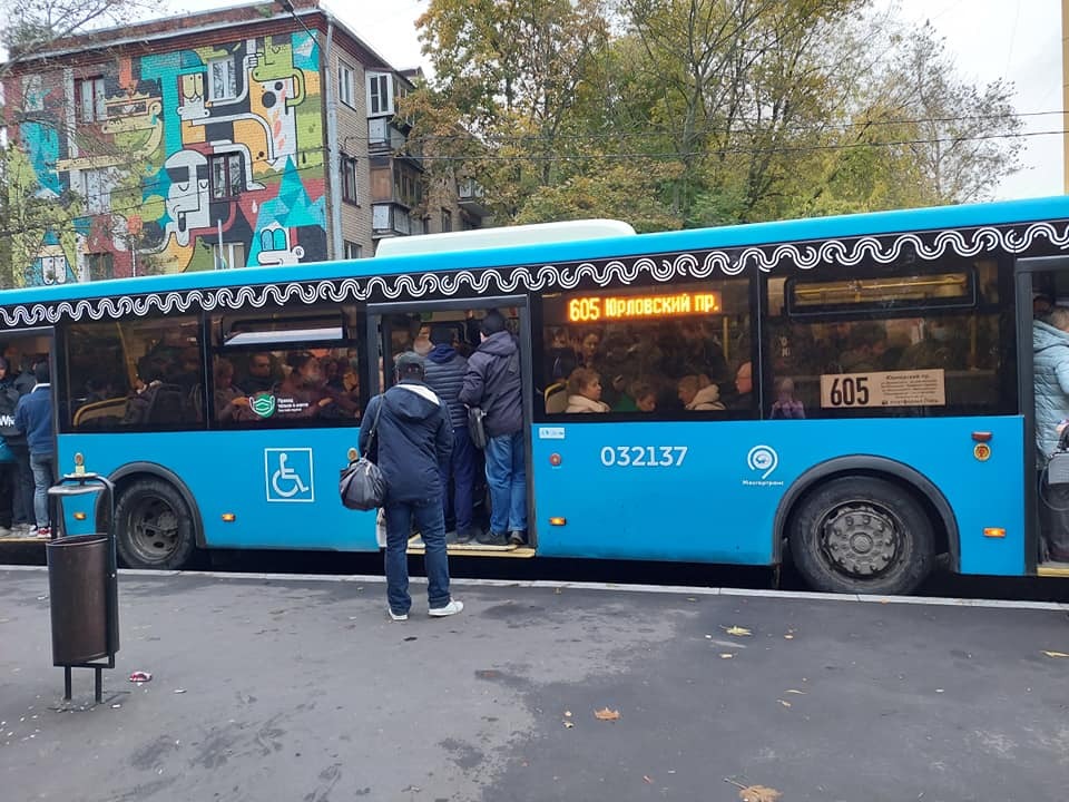 Россияне массово пожаловались на переполненные автобусы