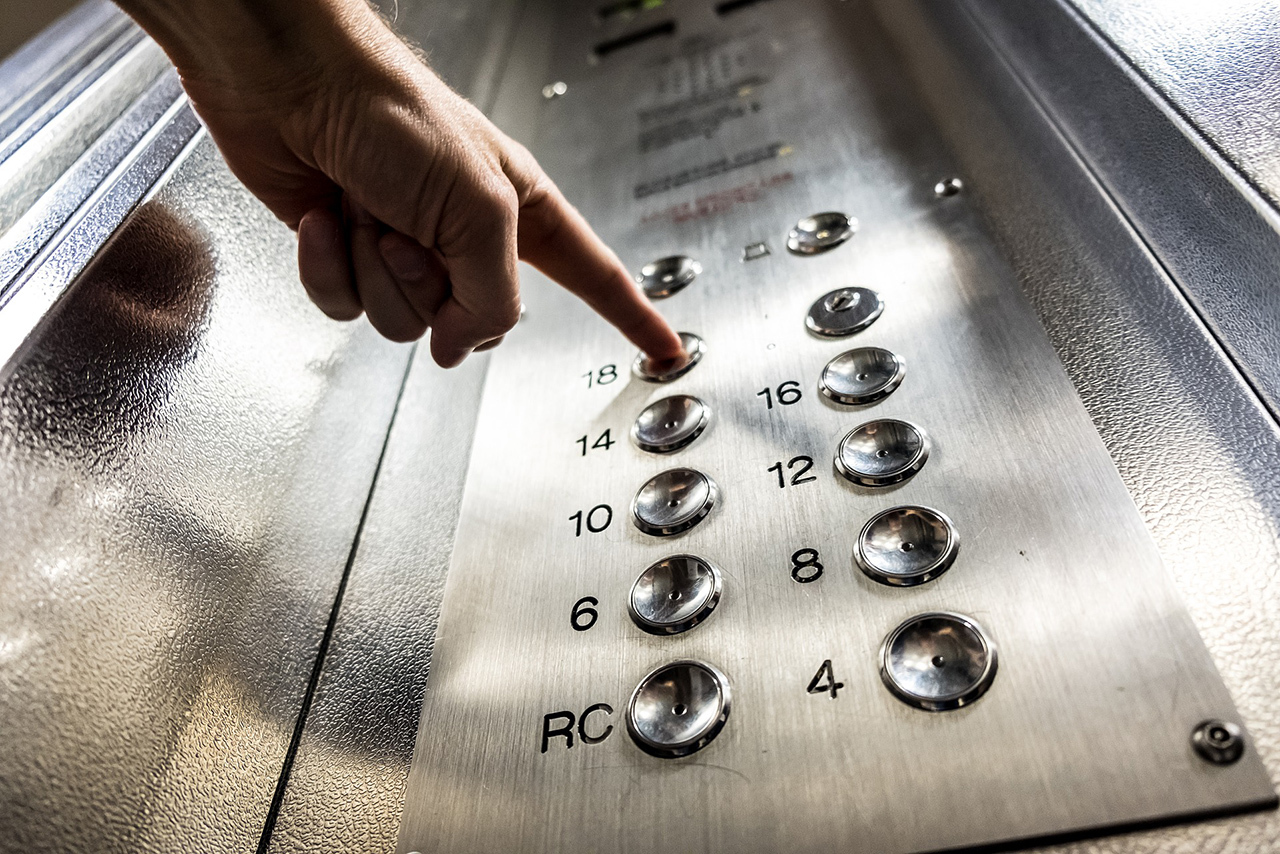 Лифт с женщиной упал с 15 этажа дома в Москве