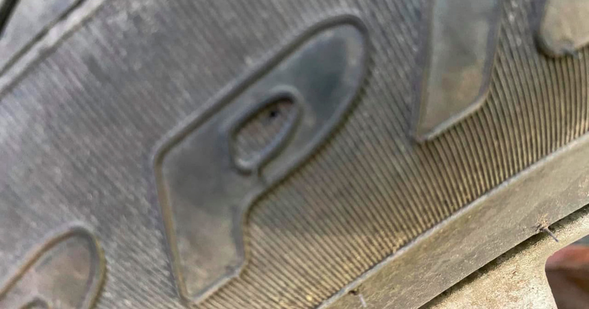 Неизвестные прокололи шины 20 автомобилей в Москве - Мослента