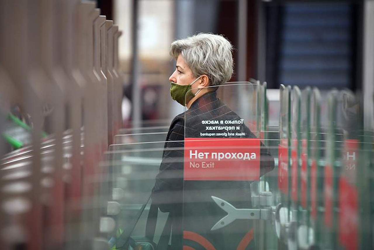 Все турникеты московского метро начнут принимать банковские карты