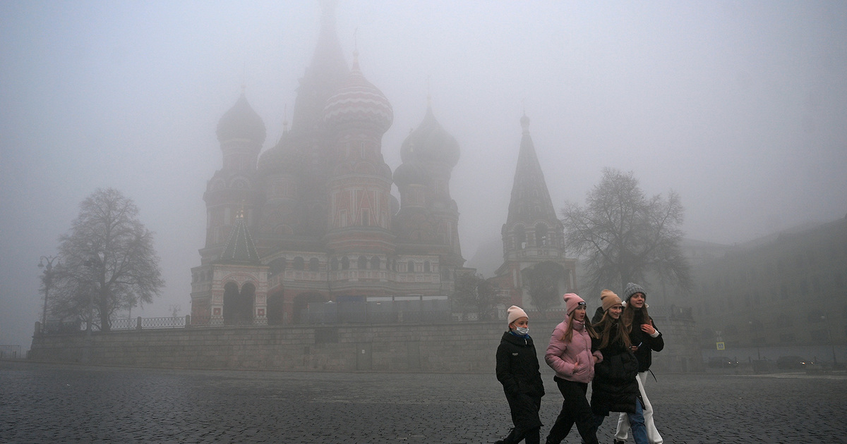 Туманами стали. Московский Кремль в тумане. Самый холодный май. 28 Октября погода Фуркат туман. Москвичи ощущали неприятные запахи из-за тумана.