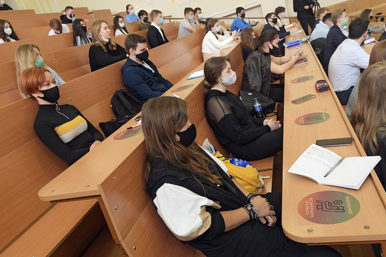 Студентов Москвы и Подмосковья на занятия начнут пускать по QR-кодам