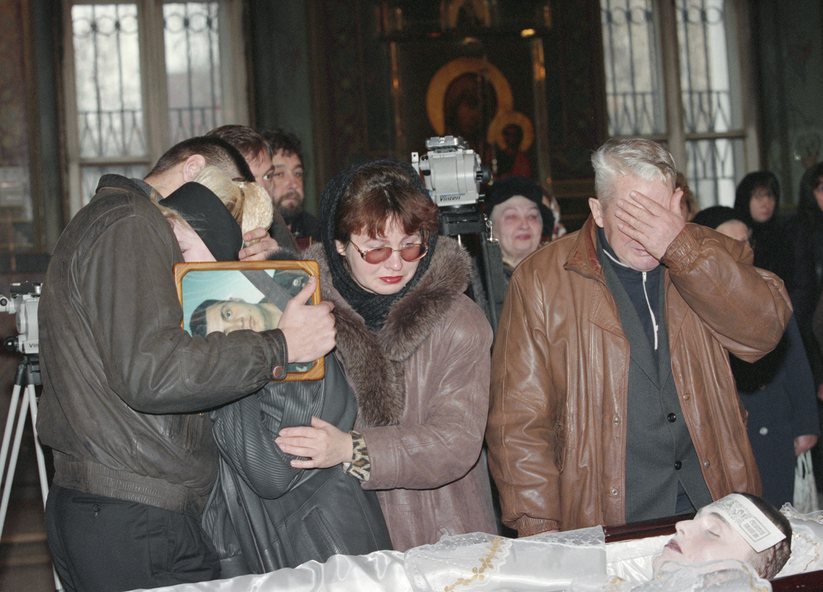 Родственники погибшего при взрыве на Котляковском кладбище во время панихиды в храме Святого Пимена