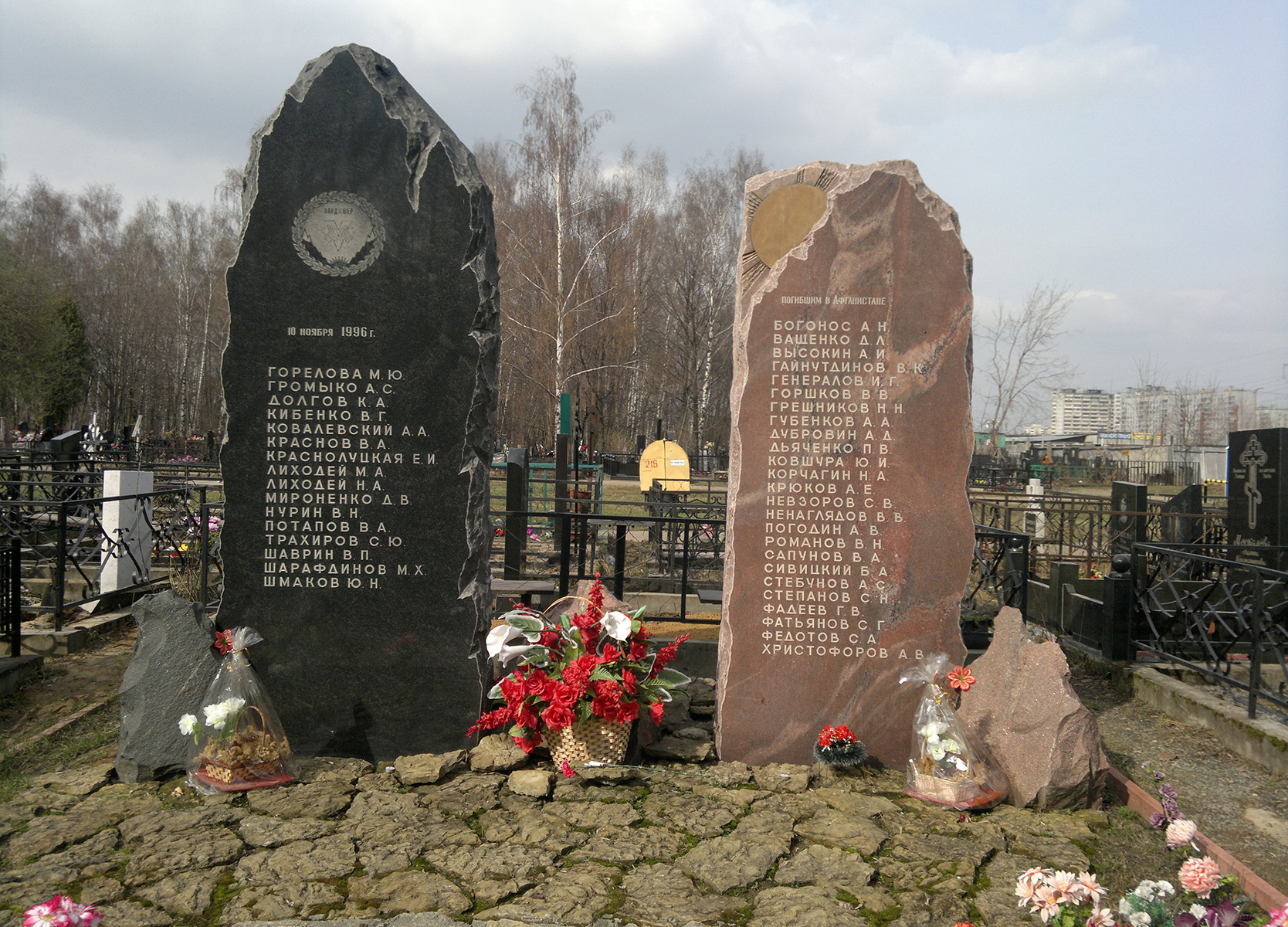 Слева — памятник погибшим во время взрыва 10 ноября 1996 года