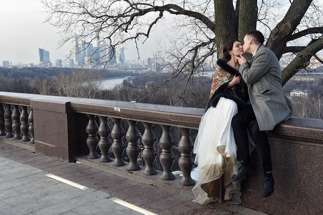 Стали известны наиболее популярные в Москве тематические свадебные костюмы