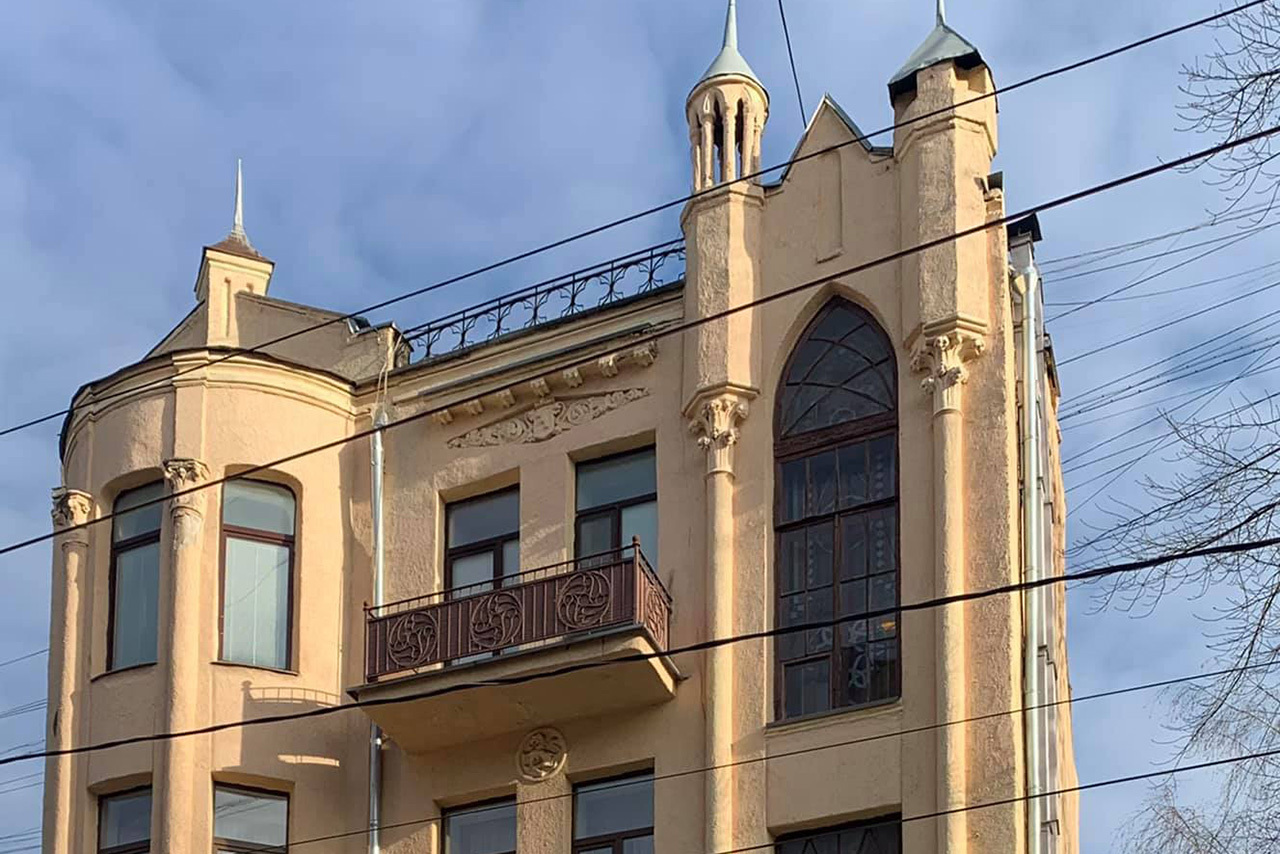 Готический особняк в центре Москвы заинтересовал пользователей сети