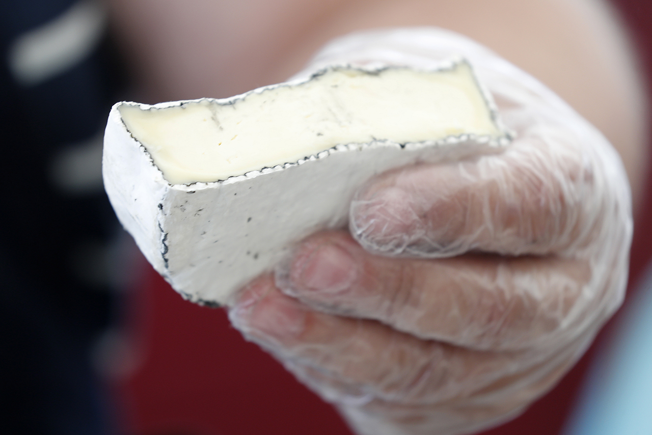 На московском рынке обнаружили 140 килограммов санкционных сыров