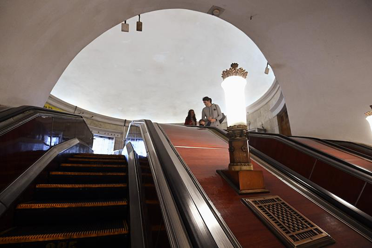 Пьяный москвич разбил головой фонарь в метро