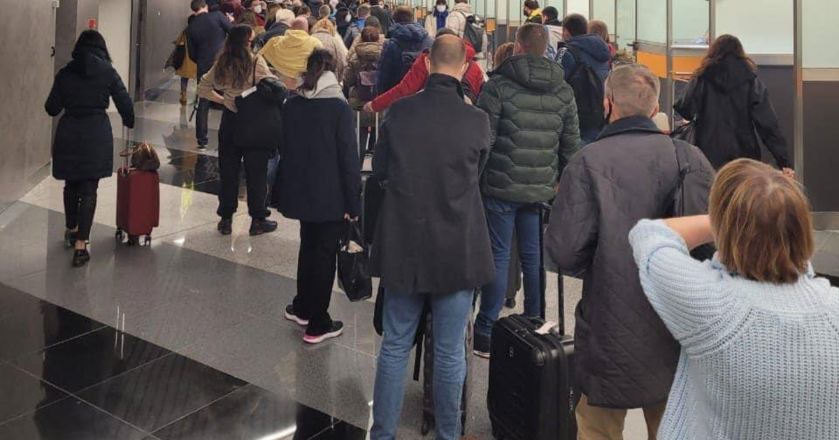 Очереди в аэропорту сегодня. Очереди в аэропорту сегодня. Очереди в аэропортах москвы. Очереди в шереметьево сейчас. Очереди в шереметьево сейчас терминал в.