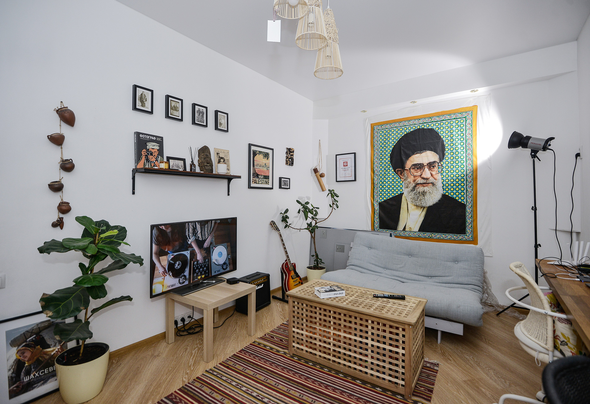Огромный постер с изображением лидера исламской революции в Иране аятоллы Хомейни — главное украшение комнаты путешественника