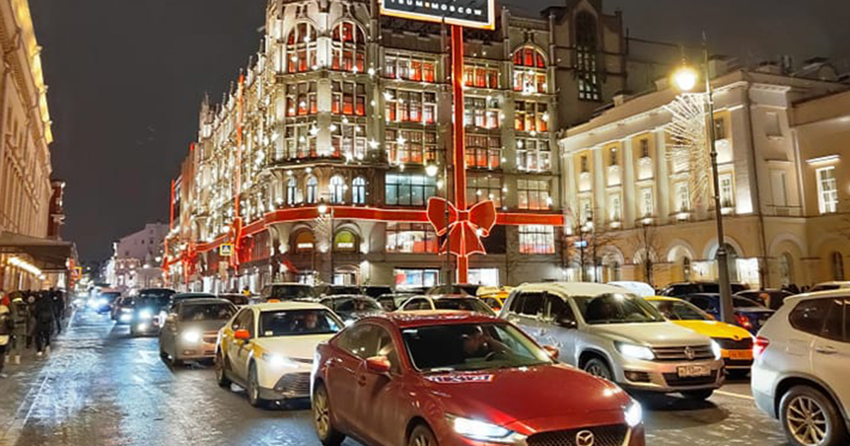 Украшенное к Новому году здание ЦУМа развеселило россиян - Мослента