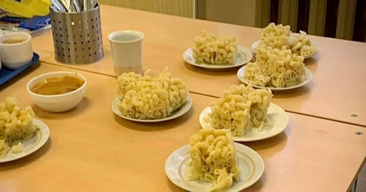 макароны школьные. макароны с котлетой. рожки отварные с сыром. рожки с котлетой. макароны рожки с сыром.