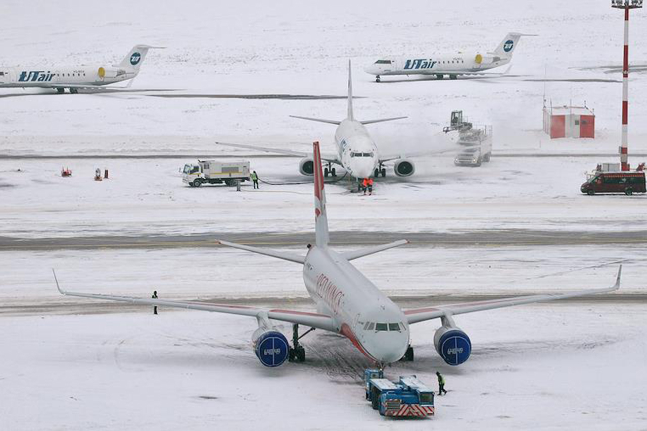 Пассажиры рейса из Москвы провели в самолете 12 часов из-за непогоды