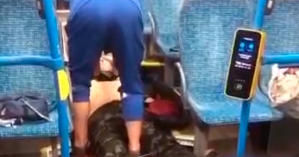 Жена перерезала тормоза чтобы муж умер. Мужчина в автобусе. Порезали в автобусе в Москве. Ноги в общественном транспорте. Автобус с ногами.