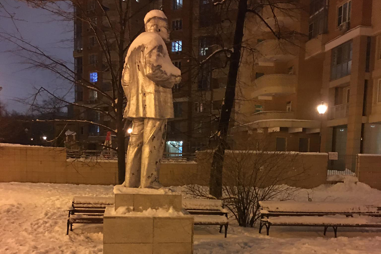 Москвичей удивил памятник Ленину в шапке из снега