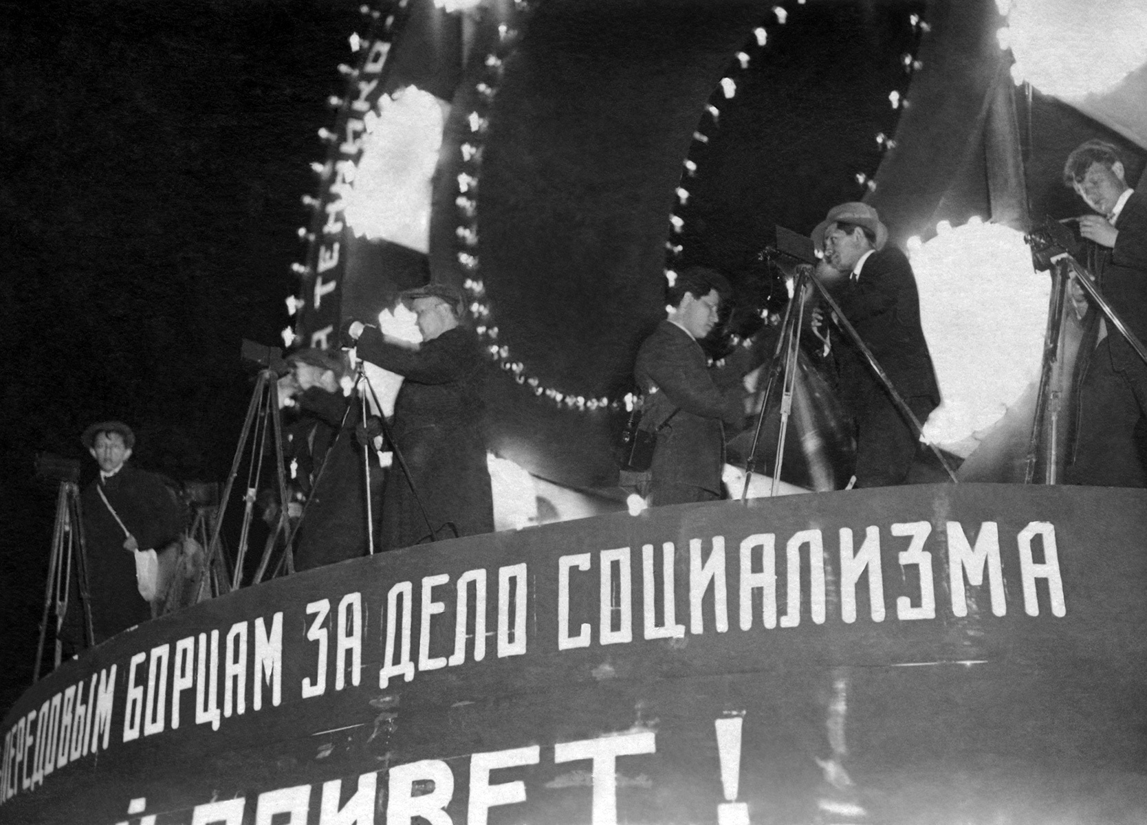 Фотокорреспонденты на временной конструкции, собранной перед зданием Большого театра, во время вечерней иллюминации в честь празднования 1 Мая 1931 года
