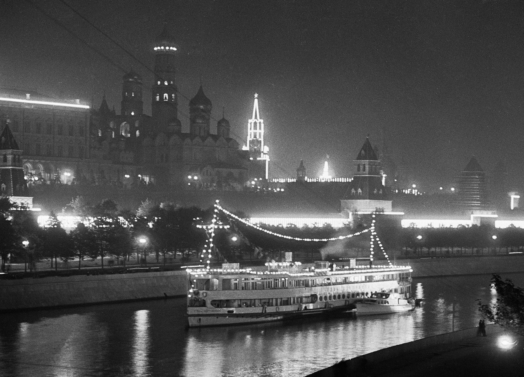 Праздничная иллюминация в честь 800-летия Москвы. 7 сентября 1947 года.