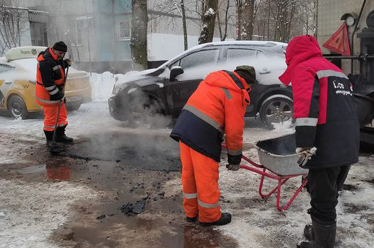 Россиян возмутила укладка асфальта на снегу в Москве