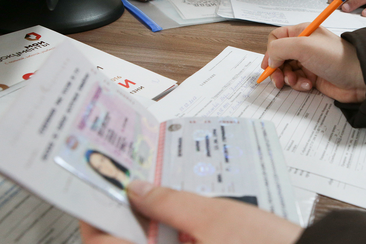 Названы сроки выдачи первых электронных паспортов в Москве