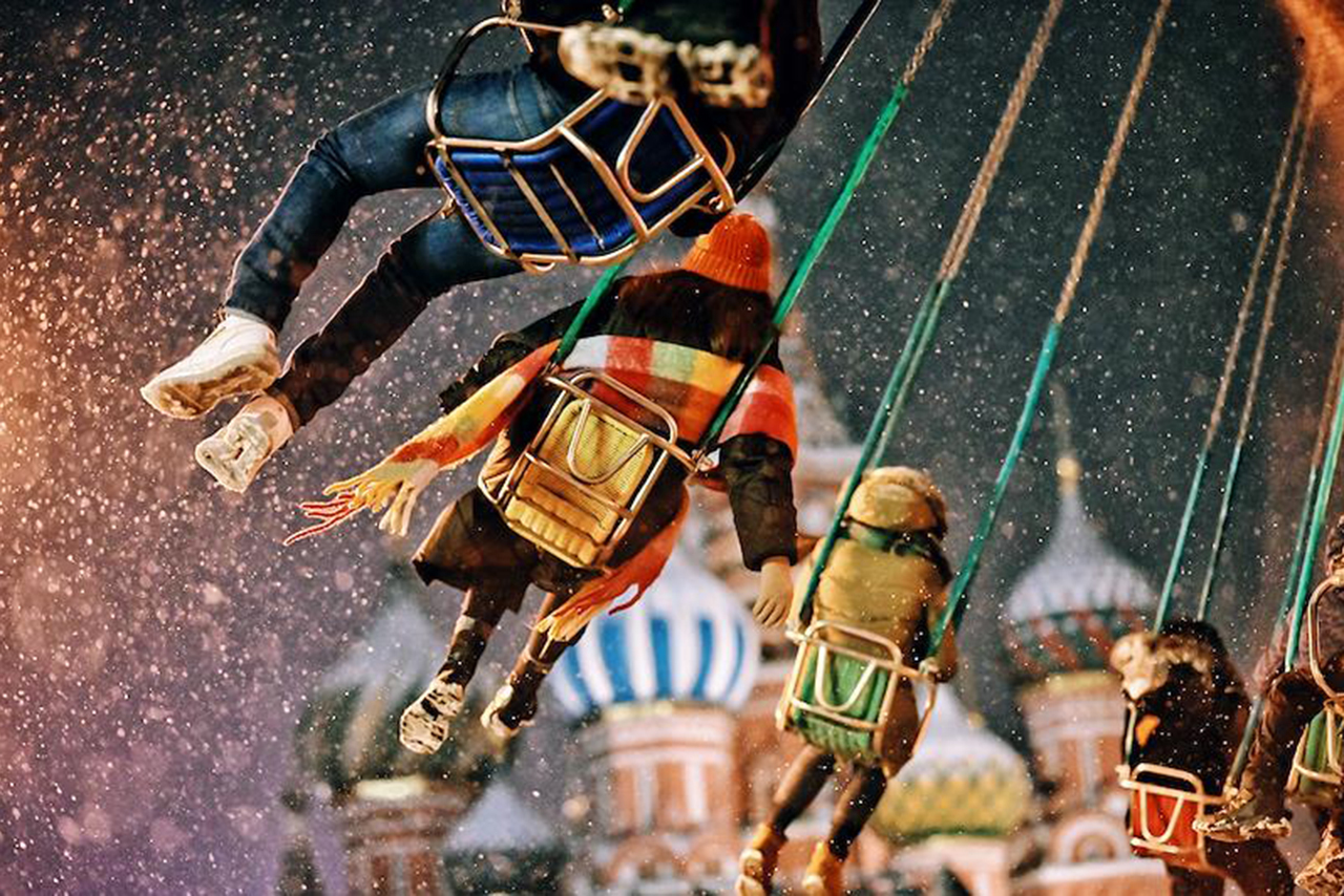 Новогодние аттракционы на Красной площади напомнили россиянам о детстве