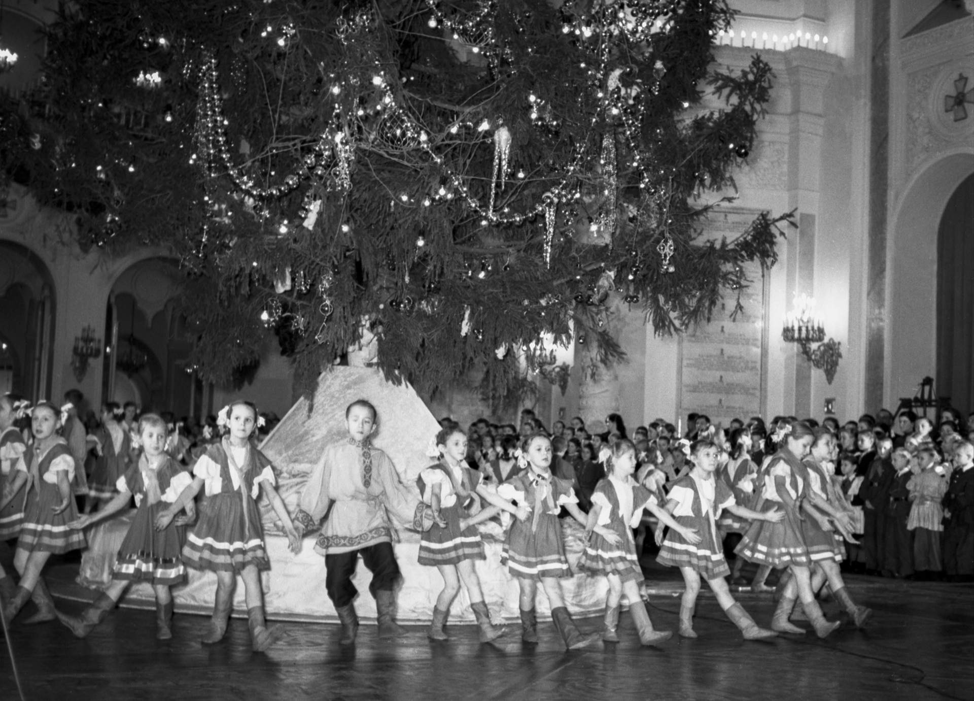 Детский праздник Новогодней елки в Кремле. 1955 год.