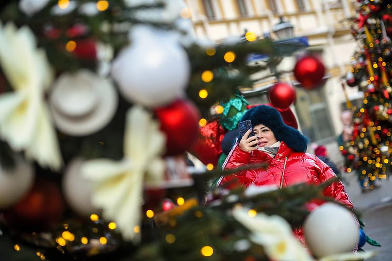 Стилист порекомендовала праздничный образ москвичам без личных авто