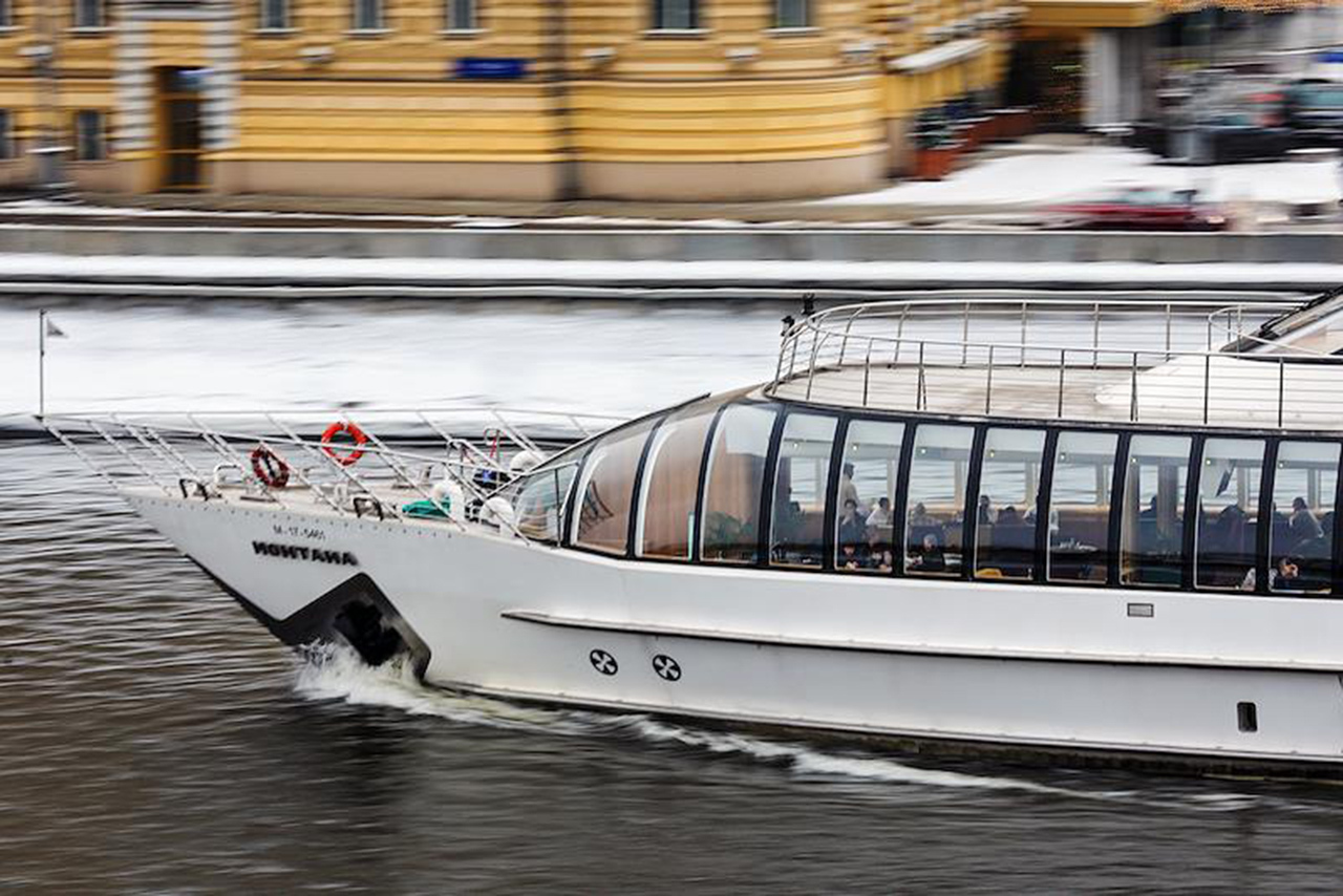 Россияне восхитились зимними прогулками на яхте по Москве-реке