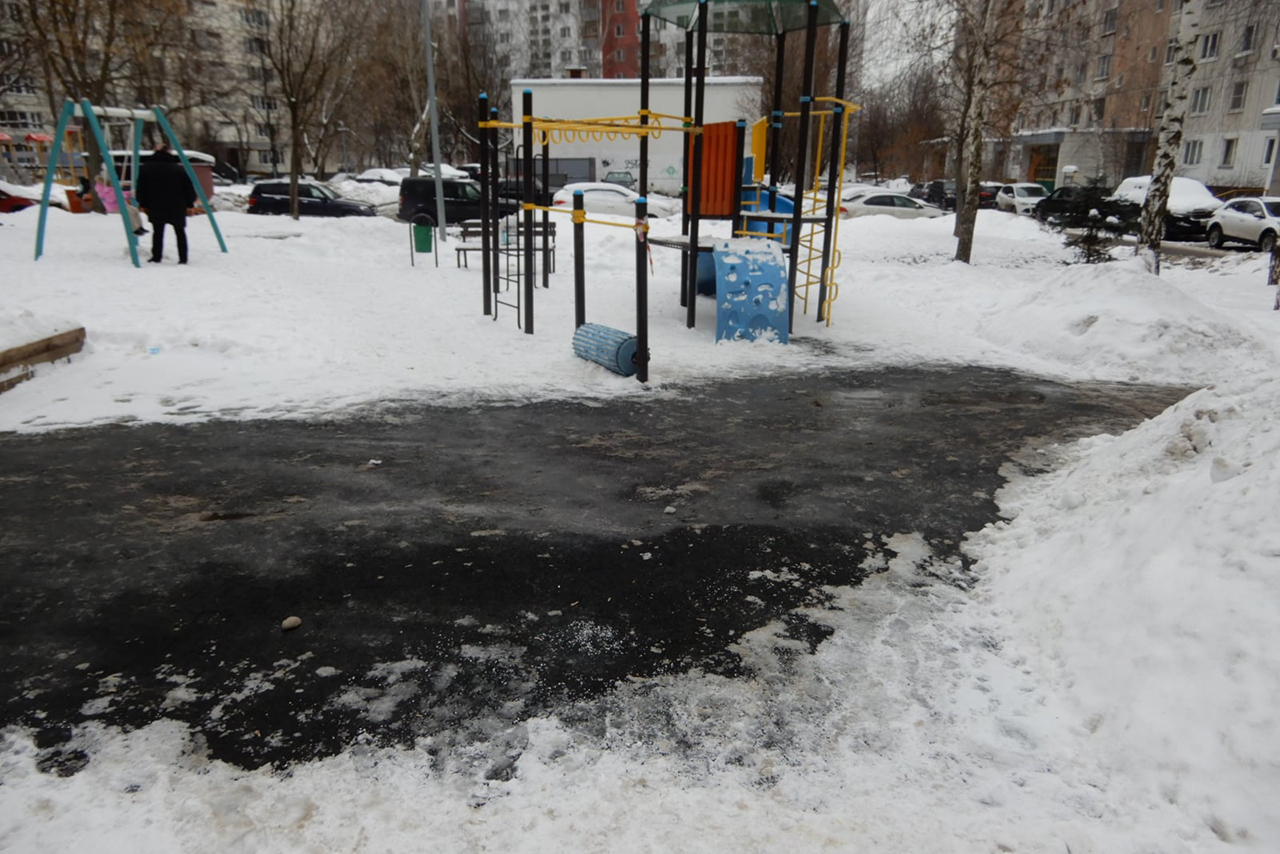 Москвичи поспорили из-за реагентов на детской площадке