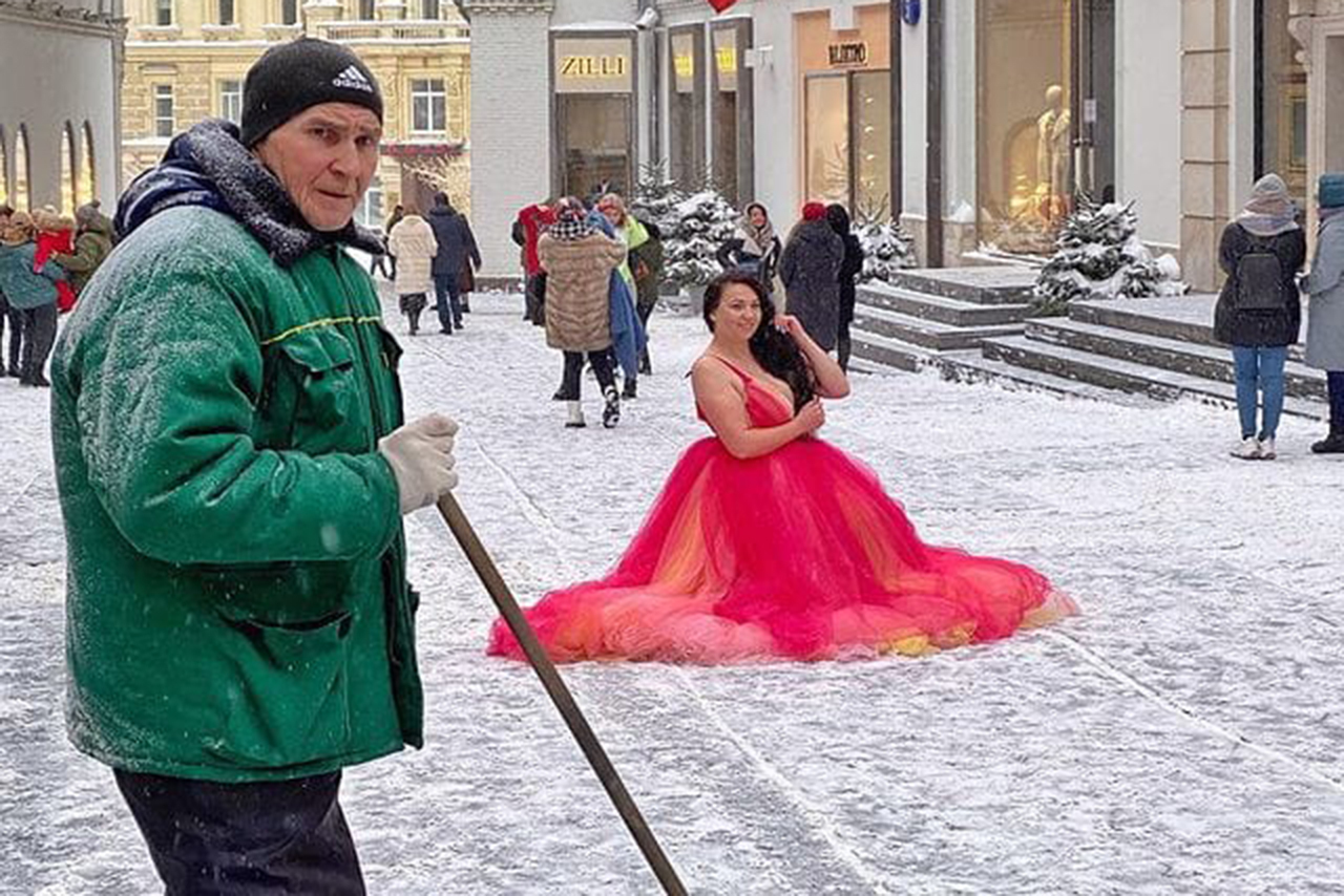 Фото позирующей в розовом платье на фоне сугробов модели рассмешило россиян