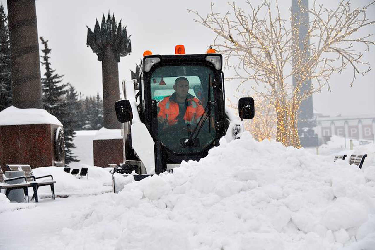 Высота сугробов в Москве достигла максимума за зиму
